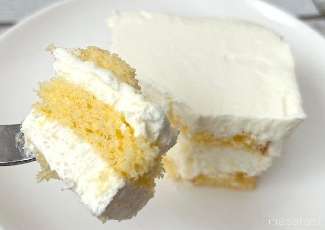 生クリームがたっぷり入ったおいしそうなケーキの断面