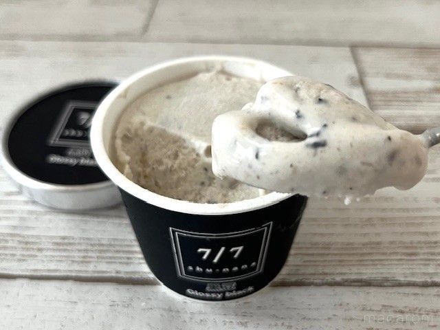 黒豆が入ったアイスクリームをスプーンですくっている