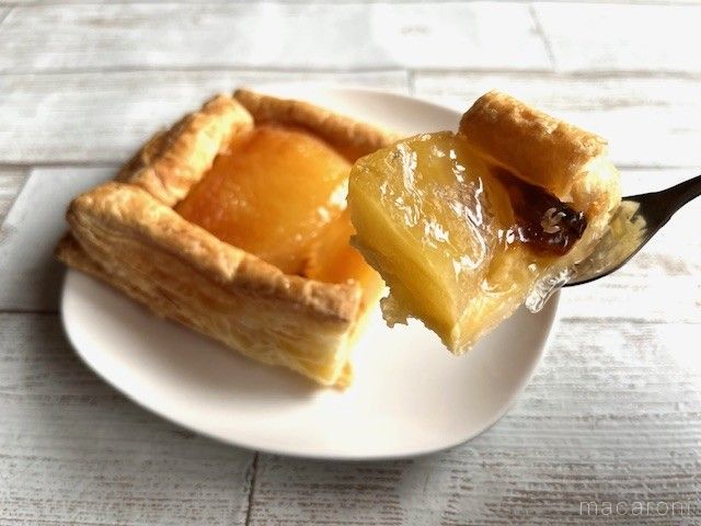 フォークでカットしたアップルパイの断面