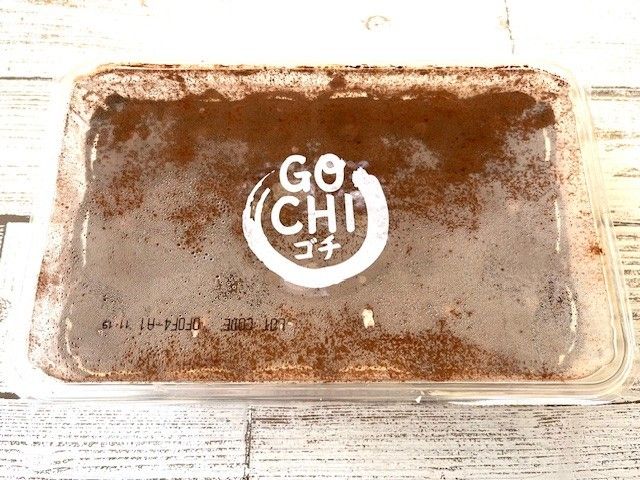 テーブルの上に大きなティラミスが置いてある