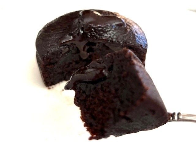 フォンダンショコラの中身のチョコレートが溶けている