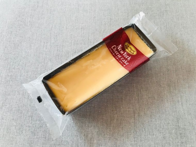 テーブルの上に置かれた長方形のチーズケーキ