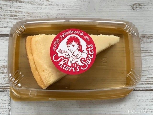 ワンカット入りのチーズケーキが置かれている