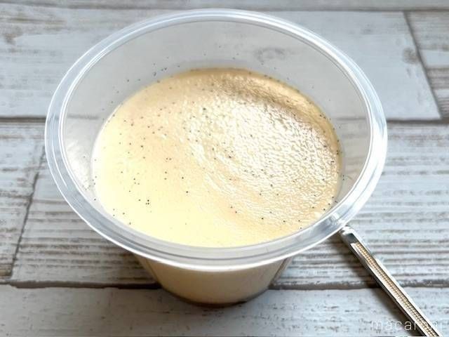 カップに入ったバニラビーンズがふんだんに使用されているプリン