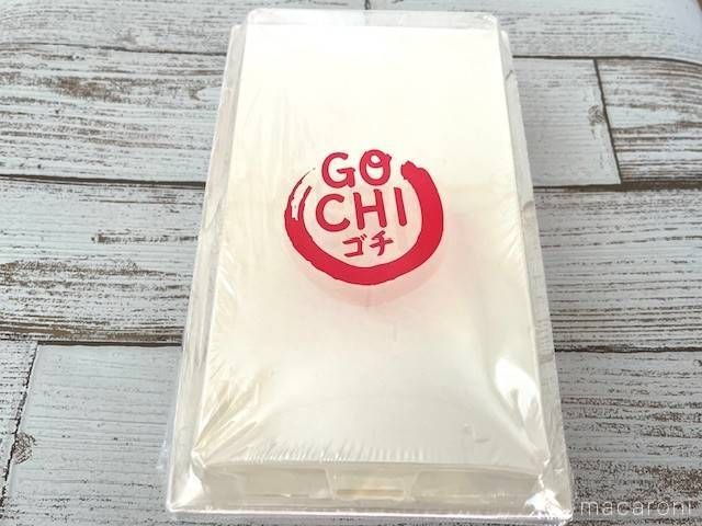 テーブルの上に置いてあるまっ白なケーキ