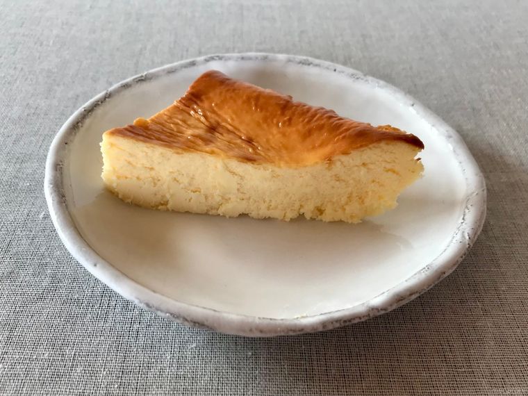 お皿に置かれたワンカットのベイクドチーズケーキ