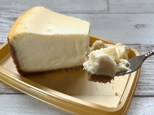 フォークにねっとりと付く濃厚なチーズケーキ