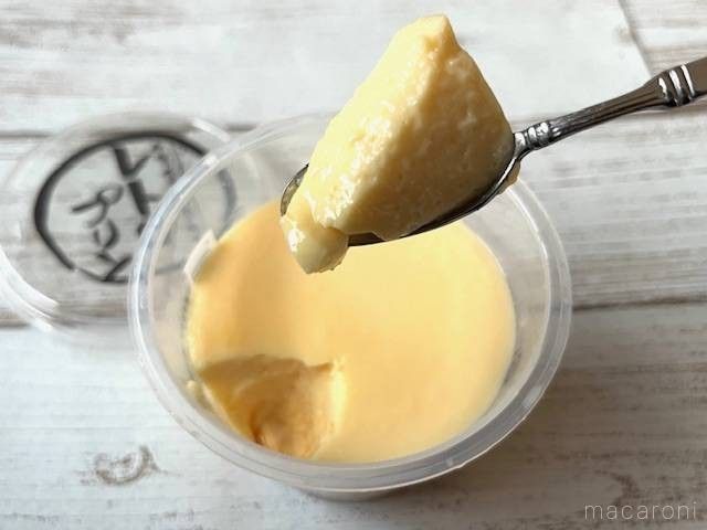 ハード系のプリンをスプーンですくいあげている