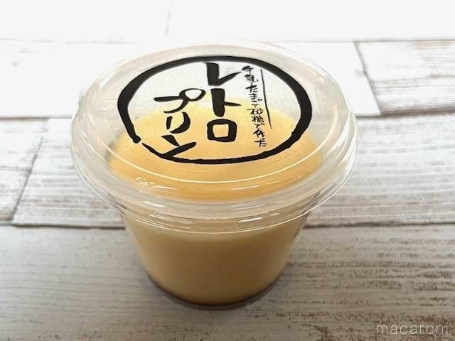 青い字で書かれたレトロプリンがテーブルに置かれている