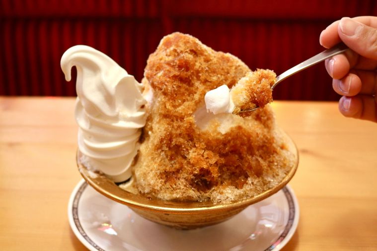 チャイ氷をすくっている