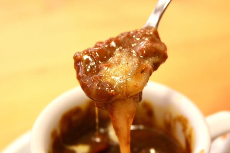 カレーをすくっている