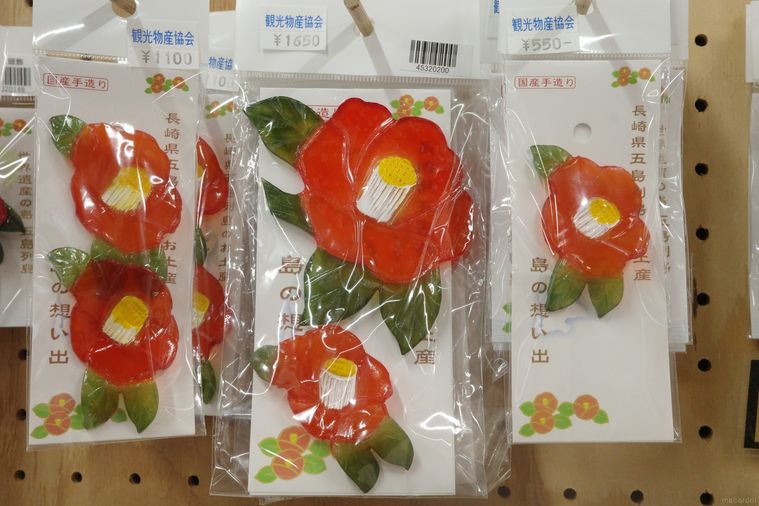 椿をモチーフにしたブローチ