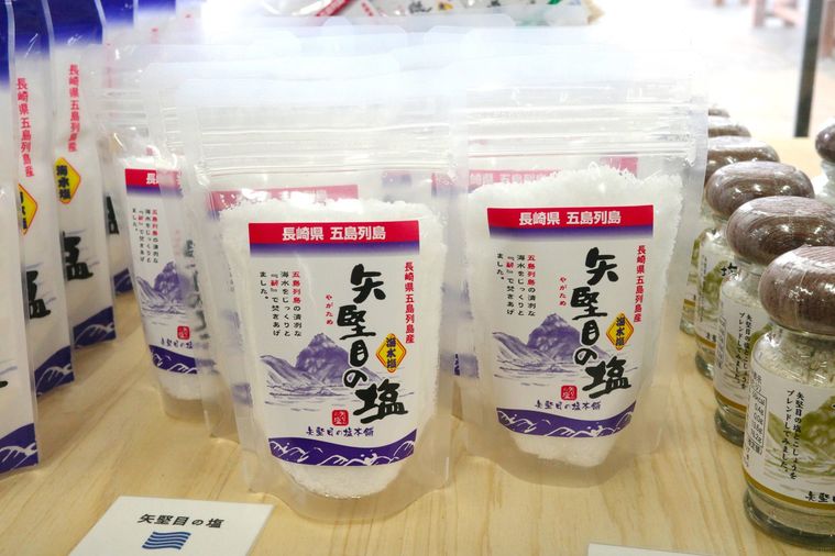 棚に並べられた矢堅目の塩