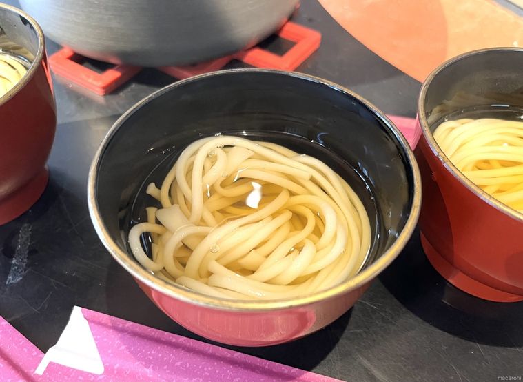 器に盛られたあご出汁の五島うどん