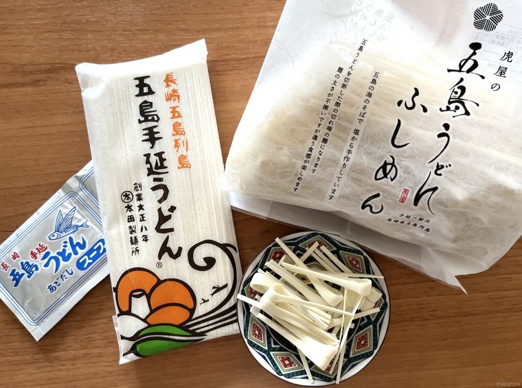 テーブルの上に置かれた太田製麺所の五島手延べうどんと虎屋のふしめん