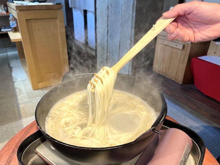 大きな釜でゆでている五島うどん