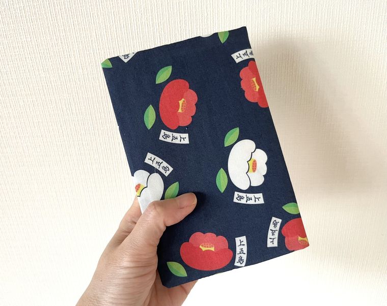 手に持った椿柄のブックカバー