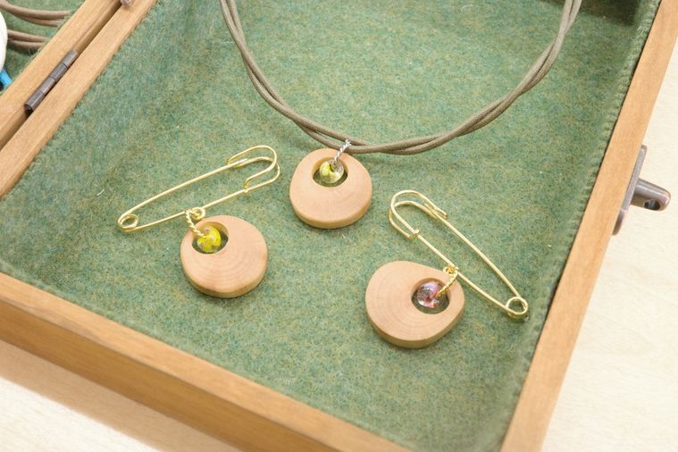 椿の木で作ったブローチとネックレスのアクセサリー