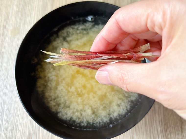 できあがりにみょうがを入れる様子