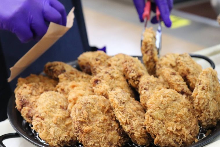 メンチカツを袋に詰める様子