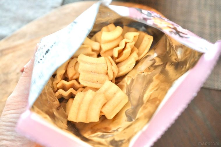 木のカッティングボードにのった梅味のポテトスナックの袋の中身