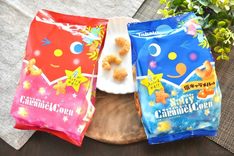 木のカッティングボードにのった赤色と青色の七夕風のキャラメルコーンのパッケージと白い皿とグレーの布とグリーン