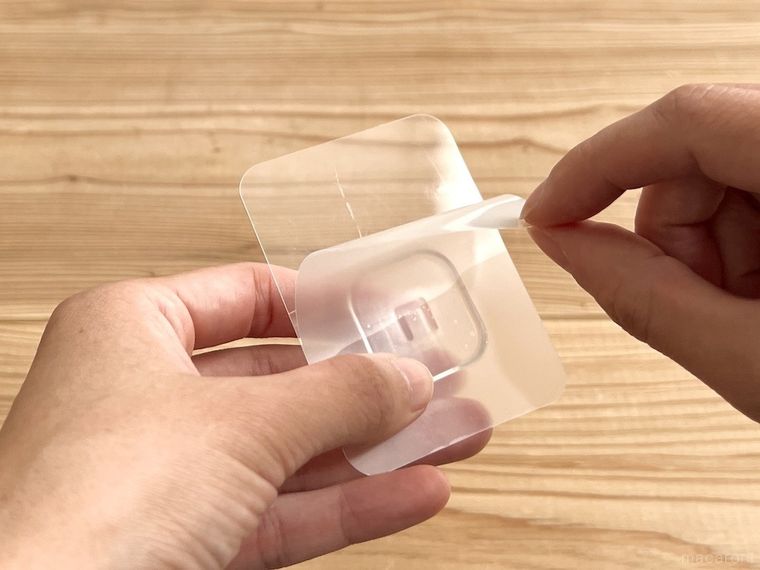 保護フィルムをはがしている様子