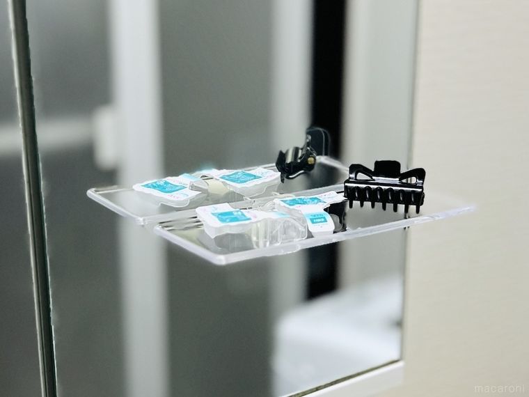 小物置きトレイ クリアに小物をのせた様子