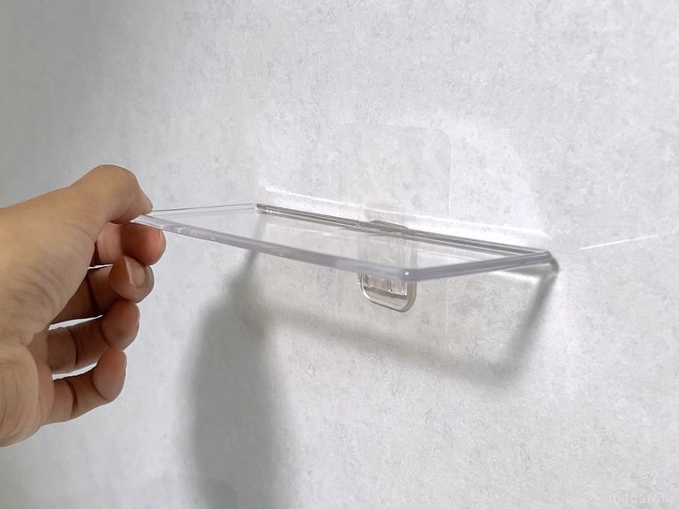 保護フィルムにトレイを差し込んだ様子