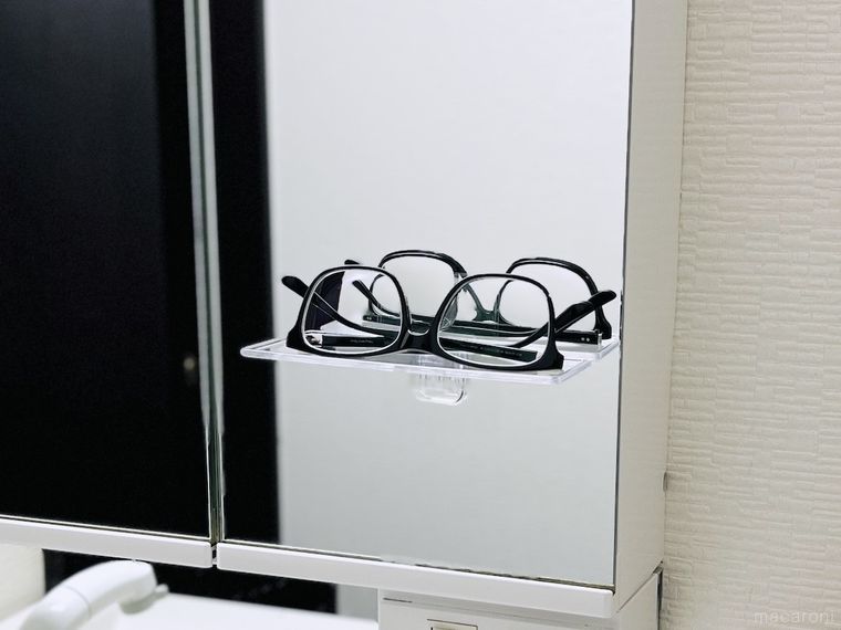 小物置きトレイ クリアにメガネをのせた様子
