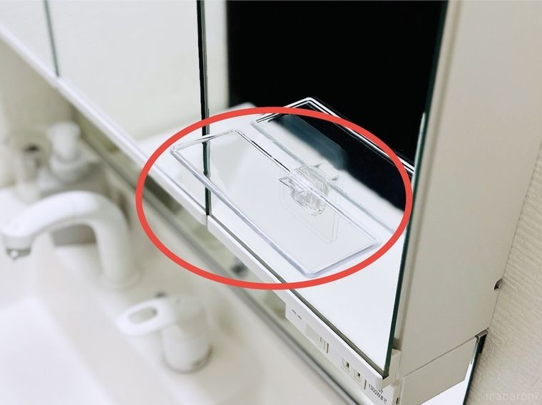 小物置きトレイ クリアを鏡に貼った様子