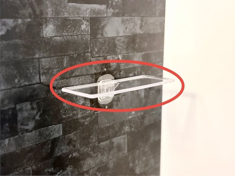 小物置きトレイ クリアを浴室に貼った様子