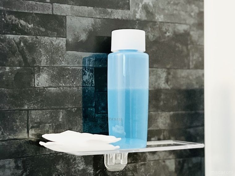 小物置きトレイ クリアにメイク落としをのせた様子