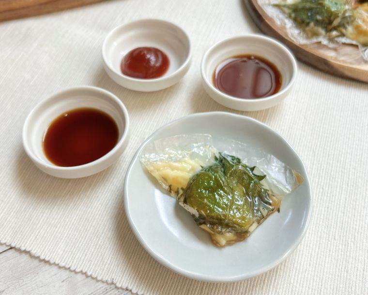 白いランチョンマットに並べられた醤油、ケチャップ、ポン酢、ライスペーパーささみ大葉チーズ