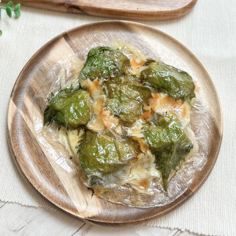 木製の皿に盛り付けられたライスペーパー、ささみ、チーズ、大葉