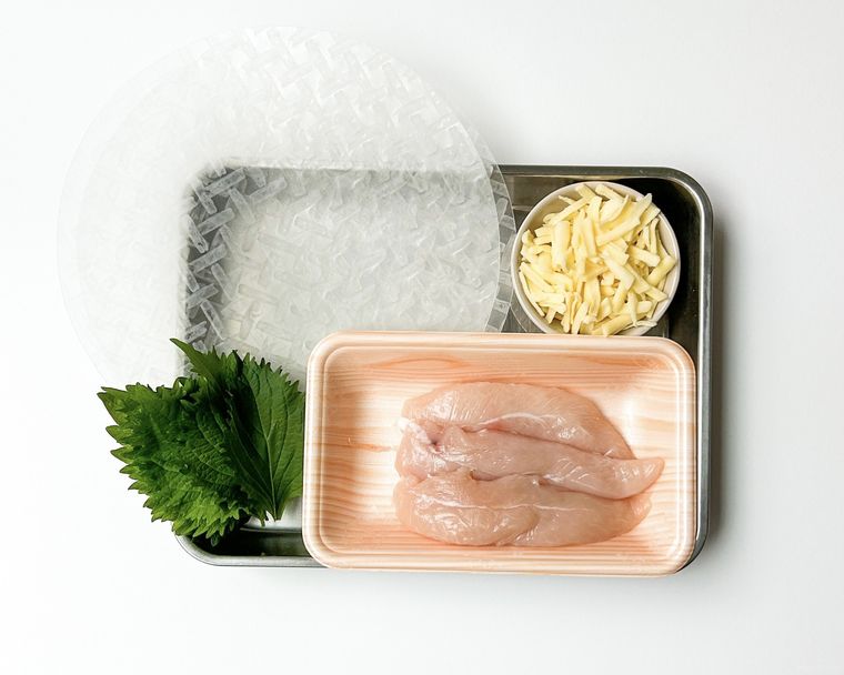 金属のバットに乗ったライスペーパー、ささみ、チーズ、大葉。