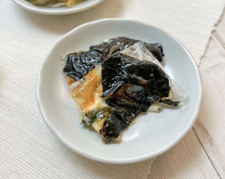 皿に盛り付けられたライスペーパーささみ海苔チーズ