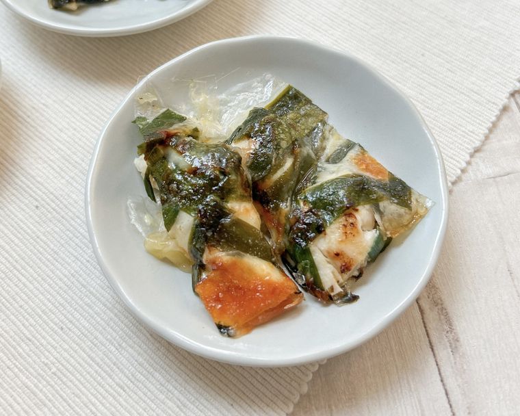 皿に盛り付けられたライスペーパーささみニラチーズ