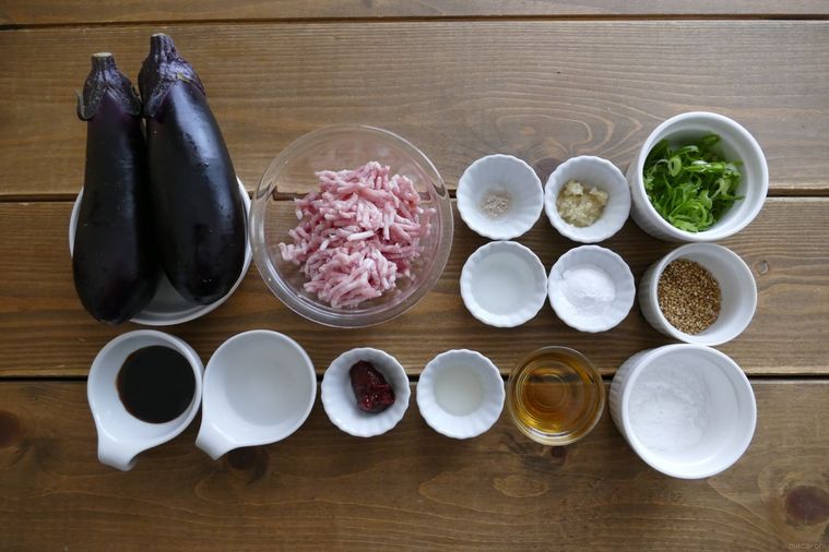 なすのはさみ焼きの材料が並ぶ木製テーブル