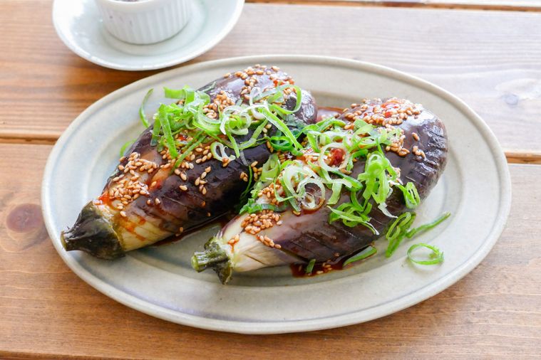 なすのはさみ焼きをふたつのせた皿