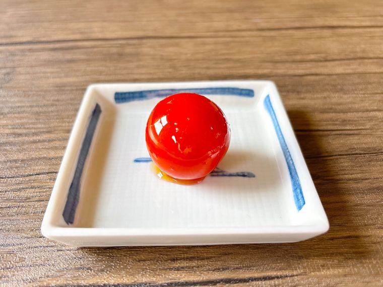 四角の皿に盛られた1時間後のミニトマトのはちみつレモン漬け