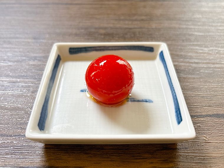 四角の皿に盛られた3時間後のミニトマトのはちみつレモン漬け