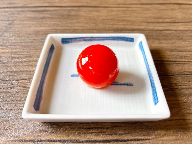 四角の皿に盛られた30分後のミニトマトのはちみつレモン漬け