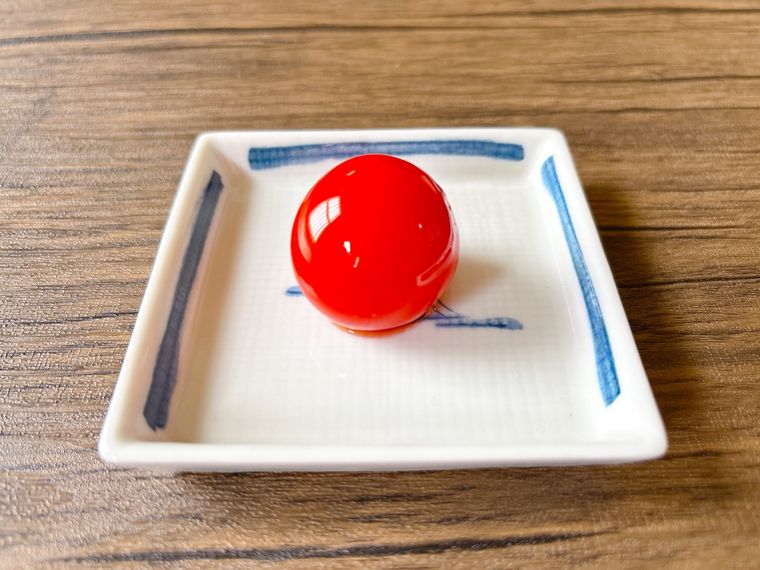 四角の皿に盛られたミニトマトのはちみつレモン漬け