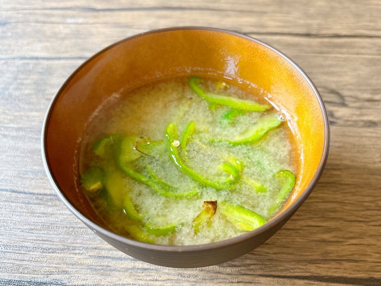 ごま油で炒めて後のせしたピーマンの味噌汁