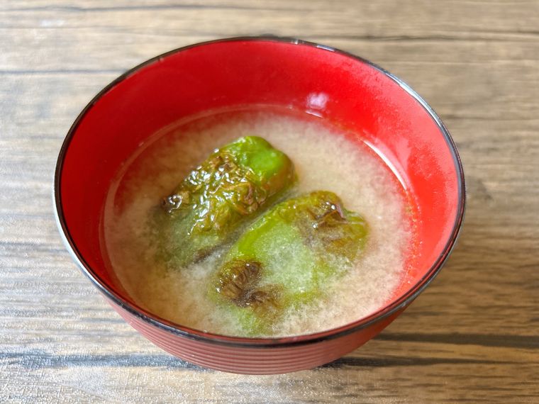 まるごと焼いてサッと煮るピーマンの味噌汁