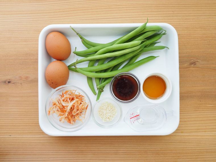 白いバットの上に置いたいんげんと卵のオイスター炒めの材料