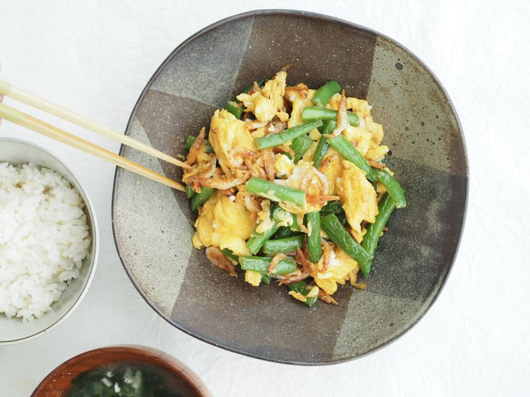 大皿にのったいんげんと卵のオイスター炒め