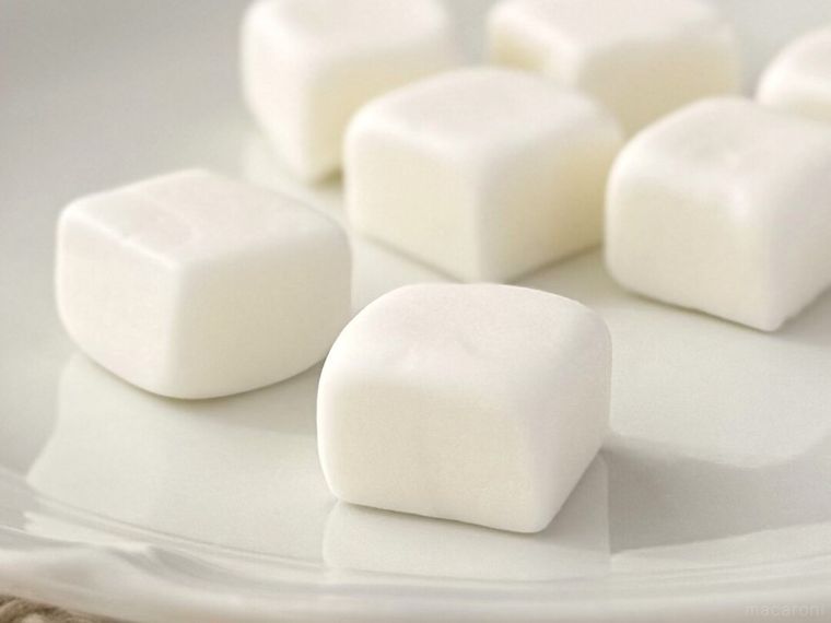 白皿にのったおとうふくん どうにもならなソーダ