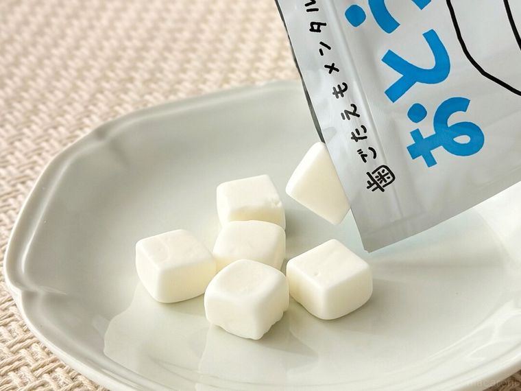 おとうふくん どうにもならなソーダのパッケージから取り出している様子